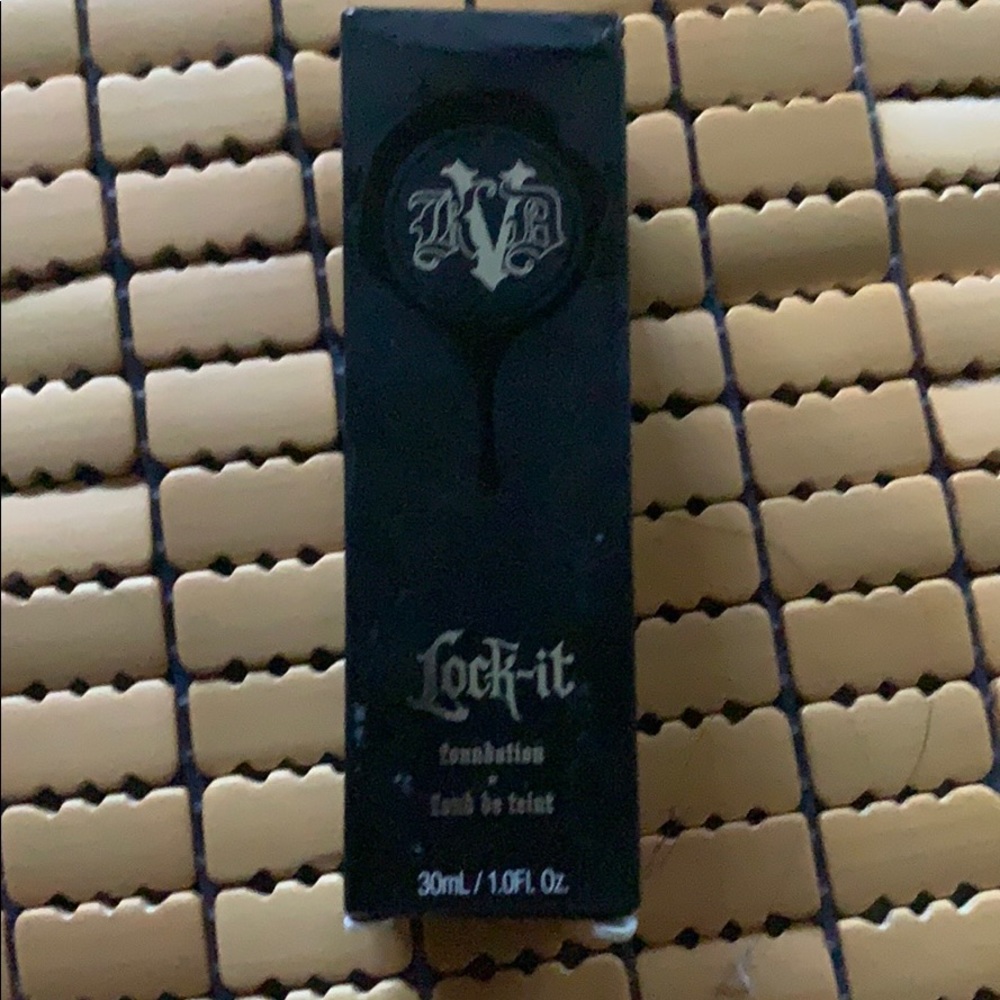 Kat Von D Lock-It Foundation Light Neutral 48